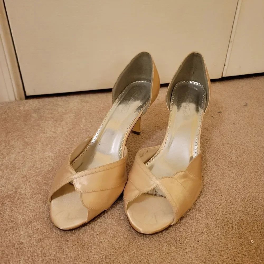 Michealangelo open toe shoes. Size 11.